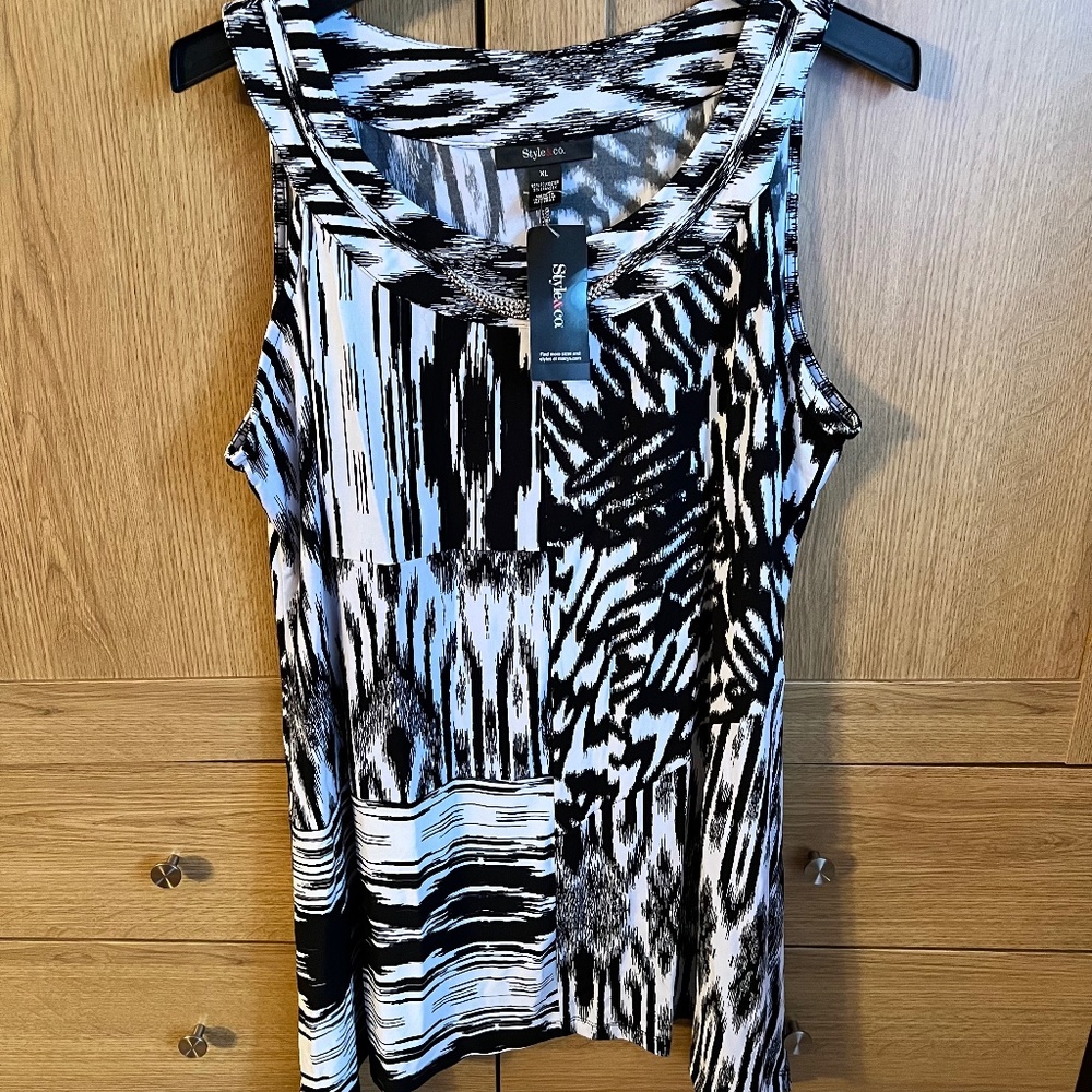BNWT Style & Co Black & White sleeveless tunic top silver hardware detail